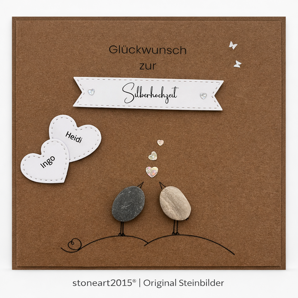 Handgemachte Kraftpapier-Klappkarte mit zwei Kieselstein-Vögeln, silbernen Herzen, Schmetterlingen und Namensherzen, Banner „Glückwunsch zur Silberhochzeit“ – Karte zum 25. Hochzeitstag, personalisiert mit Namen
