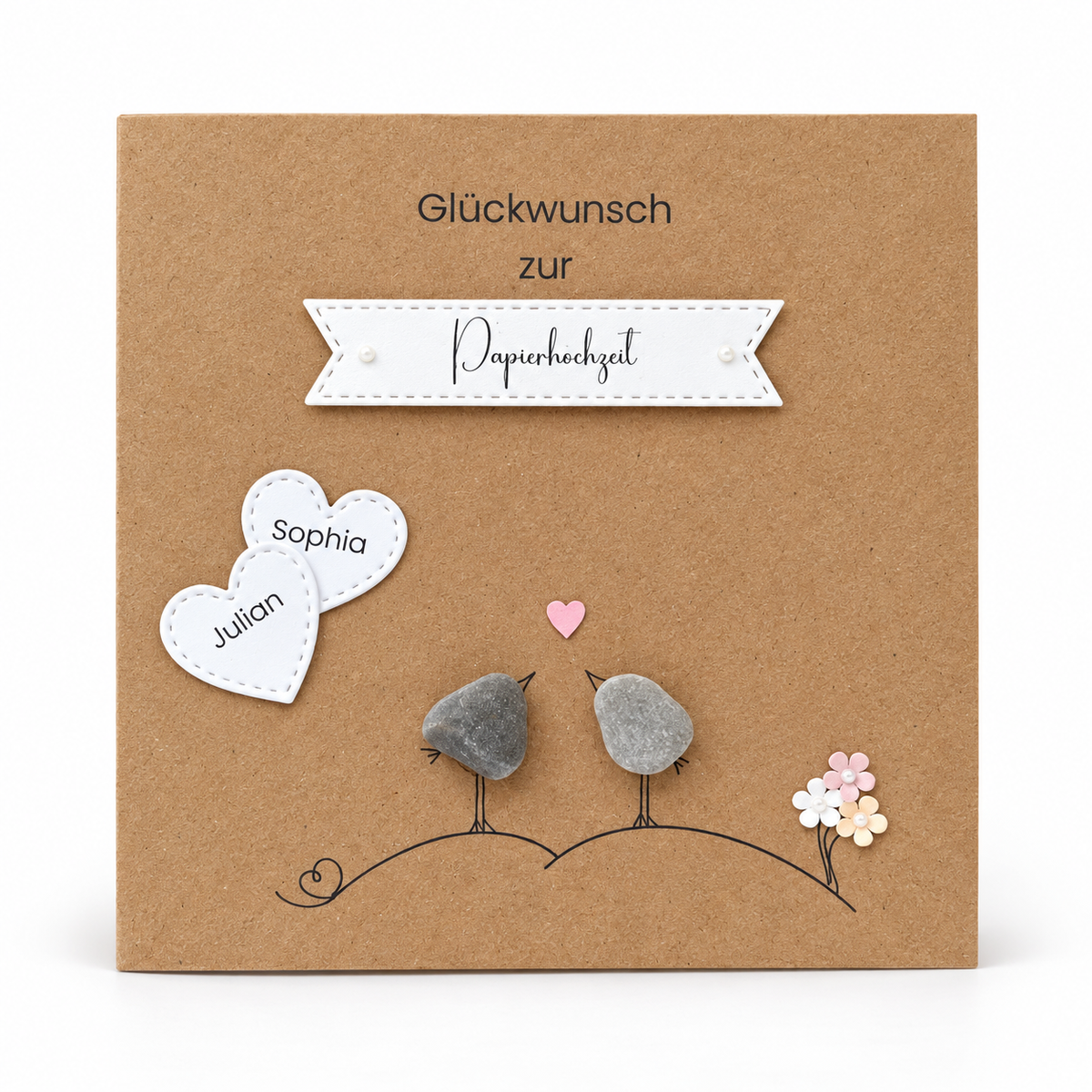 Handgemachte Kraftpapier-Klappkarte mit zwei Kieselstein-Vögeln, rosa Herz, Papierblüten und Namensherzen, Banner „Glückwunsch zur Papierhochzeit“ – Karte zum 1. Hochzeitstag, personalisiert mit Namen