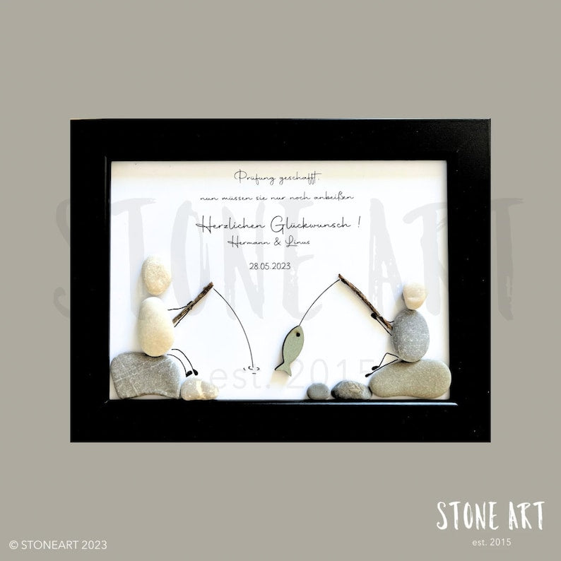 Handgemachtes Steinbild mit Spruch zur bestandenen Anglerprüfung – Geschenk für Angler