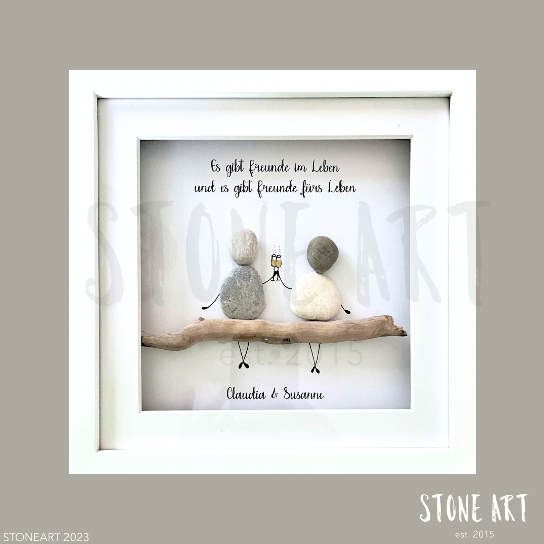 Handgefertigtes Steinbild mit Spruch 'Es gibt Freunde im Leben und es gibt Freunde fürs Leben' im weißen Rahmen