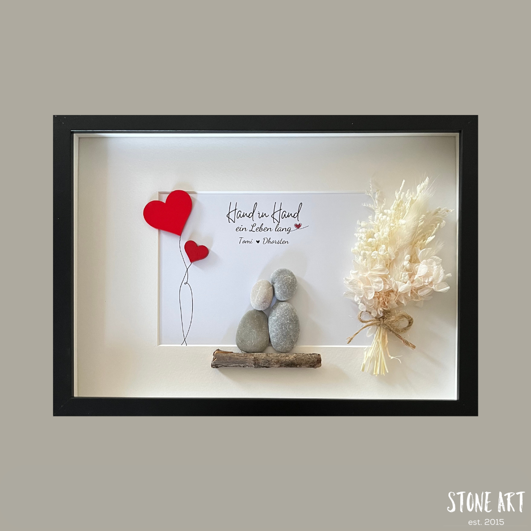 Handgemachtes Steinbild mit Paarmotiv – Hand in Hand – romantisches Geschenk zur Hochzeit oder zum Jahrestag