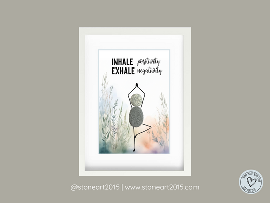 Handgemachtes Yoga-Steinbild mit dem Spruch Inhale Positivity, Exhale Negativity – Geschenk für Achtsamkeit & Meditation