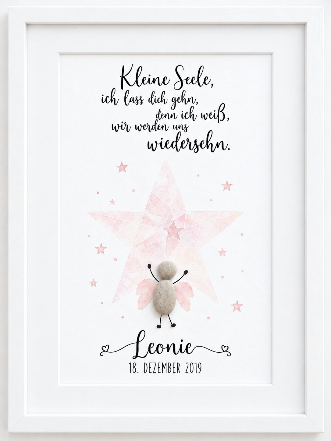 Kieselsteinbild Kieselstein-Engel vor rosa Stern „Kleine Seele, ich lass dich gehn, denn ich weiß, wir werden uns wiedersehn.“ – Trauergeschenk Sternenkind, handgemachtes Steinbild