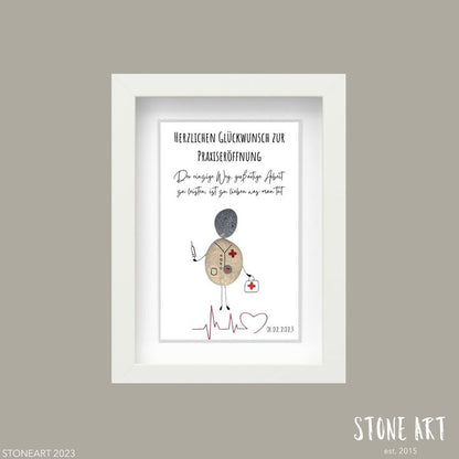 Handgefertigtes Steinbild mit dem Schriftzug „Herzlich Glückwunsch zur Praxiseröffnung“ – Geschenk zur Praxiseröffnung für Ärzt:innen.