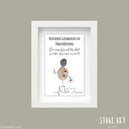 Handgefertigtes Steinbild mit dem Schriftzug „Herzlich Glückwunsch zur Praxiseröffnung“ – Geschenk zur Praxiseröffnung für Ärzt:innen.