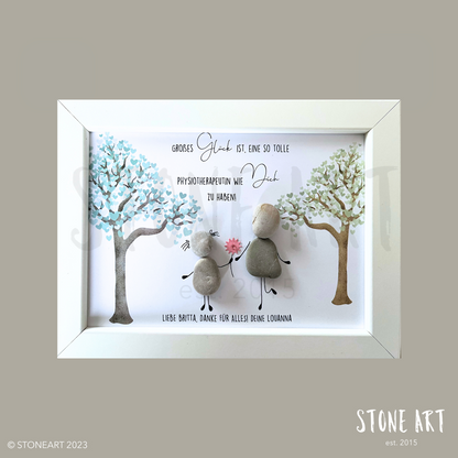 Handgefertigtes Steinbild mit dem Spruch „Großes Glück ist eine Physiotherapeutin“ – liebevolles Geschenk für Therapeutinnen.