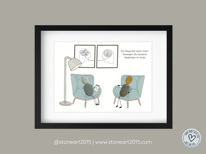 Handgemachtes Wandbild mit Steinen zeigt zwei Figuren in Sesseln im Gespräch – Zitat: Ein Gespräch kann mehr bewegen als tausend Gedanken im Kreis.