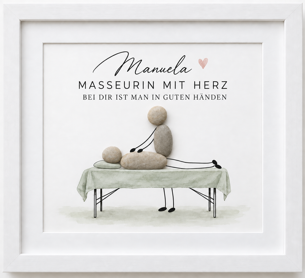 Kieselsteinbild Masseurin mit Herz auf Massageliege – personalisiertes Geschenk, handgemachtes Steinbild
