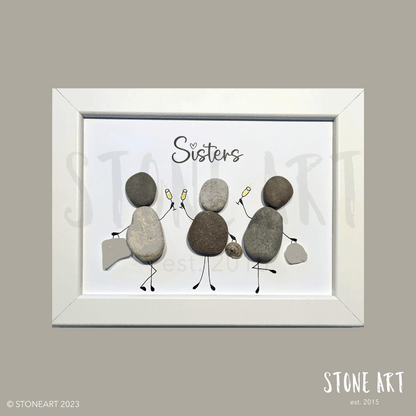 Handgefertigtes Steinbild Sisters in weißem Rahmen“, „Personalisiertes Geschenk für Schwester – Steinbild Sisters