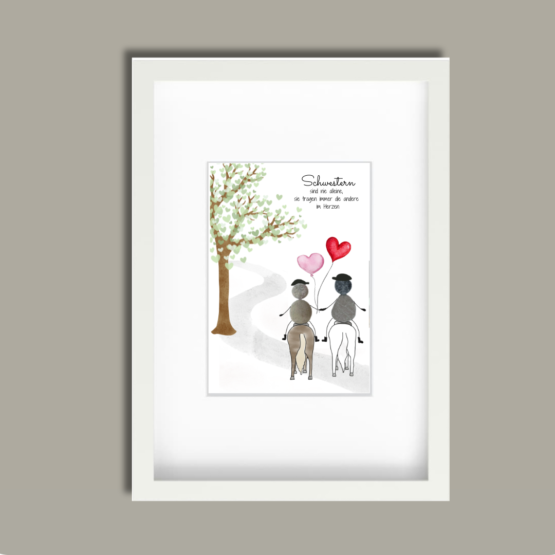 Handgemachtes Steinbild mit zwei Kieselsteinfiguren auf Pferden und Spruch „Schwestern sind nie alleine – sie tragen immer die andere im Herzen“. Geschenk für Schwester.