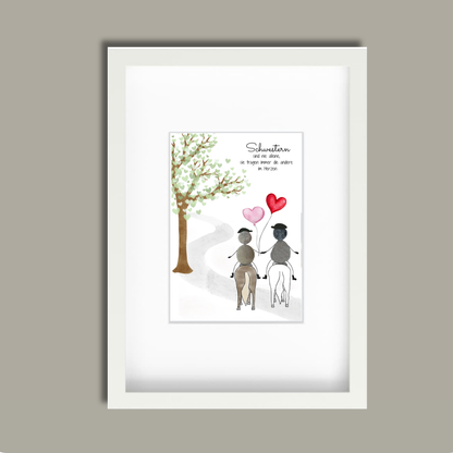Handgemachtes Steinbild mit zwei Kieselsteinfiguren auf Pferden und Spruch „Schwestern sind nie alleine – sie tragen immer die andere im Herzen“. Geschenk für Schwester.