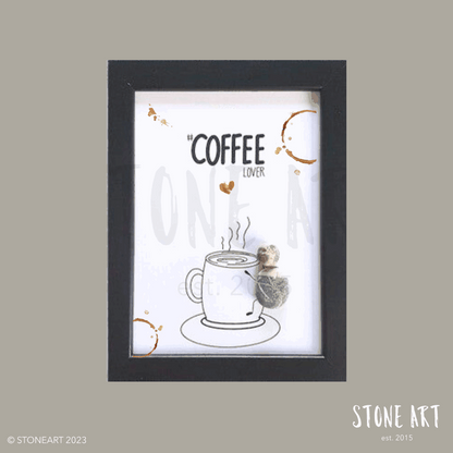 Handgefertigtes Steinbild mit Kaffee-Motiv und Spruch für Coffeelover – liebevolle Geschenkidee für Kaffeeliebhaber:innen und Barista-Fans.
