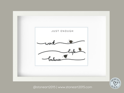 Handgemachtes Steinbild mit dem Spruch Just Enough – humorvolles Work-Life-Balance Geschenk fürs Büro oder Coaching