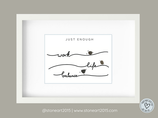 Handgemachtes Steinbild mit dem Spruch Just Enough – humorvolles Work-Life-Balance Geschenk fürs Büro oder Coaching