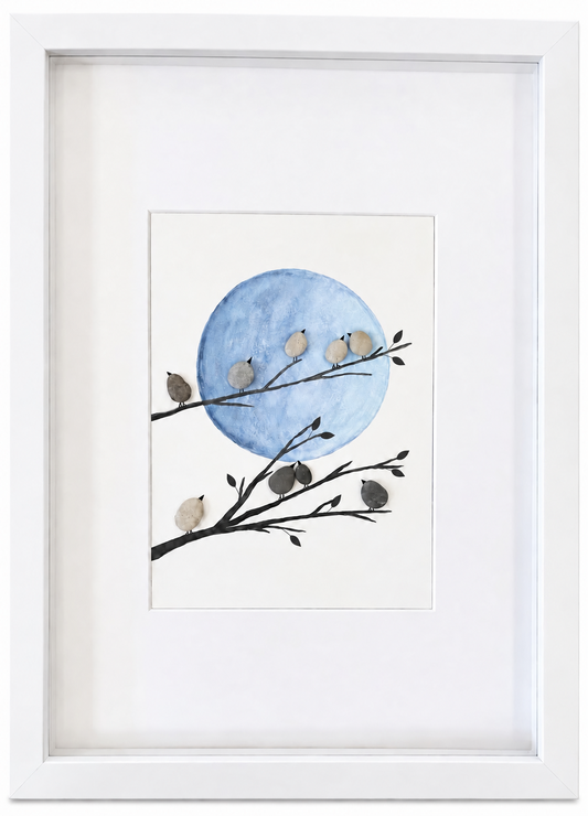 Kieselsteinbild Vögel vor blauem Vollmond – Geschenk für Vogelliebhaber, handgemachtes Steinbild