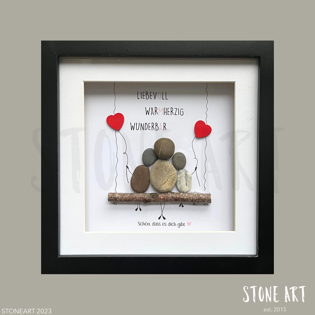 Handgefertigtes Steinbild mit dem Schriftzug 'Oma – liebevoll, warmherzig, wunderbar'. Das Unikat kombiniert Naturmaterialien wie Holz, Stein und Papier und wird in einem schlichten Rahmen präsentiert. Ideal als persönliches Geschenk für die Großmutter.