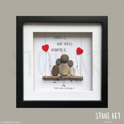 Handgefertigtes Steinbild mit dem Schriftzug 'Oma – liebevoll, warmherzig, wunderbar'. Das Unikat kombiniert Naturmaterialien wie Holz, Stein und Papier und wird in einem schlichten Rahmen präsentiert. Ideal als persönliches Geschenk für die Großmutter.