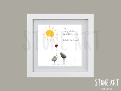 Steinbild mit der Aufschrift „Mum, I love you to the sun and back“ in einem herzförmigen Holzrahmen. Zwei stehende Figuren aus Kieselsteinen mit einem roten Herz dazwischen. Handgefertigte Wanddekoration zum Aufhängen.