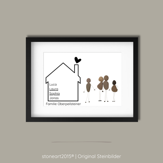 Personalisiertes Familien-Steinbild mit Hausmotiv, vier Figuren aus Naturkieseln und individuellen Namen als minimalistische Wanddekoration
