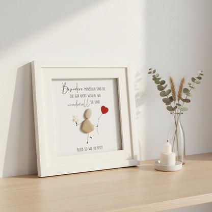 Steinbild besondere Menschen gerahmt im Wohnzimmer – handgemachtes Geschenk mit Spruch