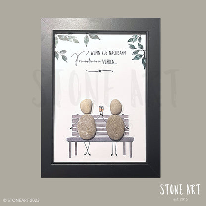 Handgefertigtes Steinbild mit Spruch 'Wenn aus Nachbarn Freundinnen werden' im schwarzen Rahmen