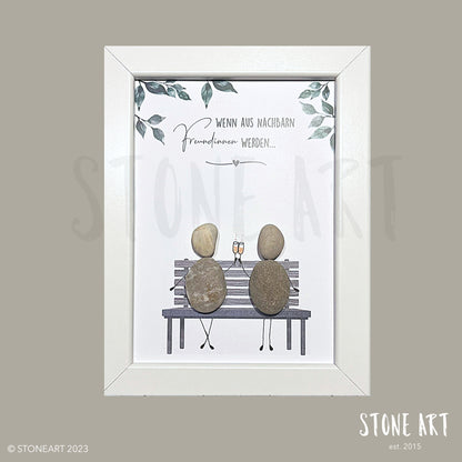 Handgefertigtes Steinbild mit Spruch 'Wenn aus Nachbarn Freundinnen werden' im weißen Rahmen