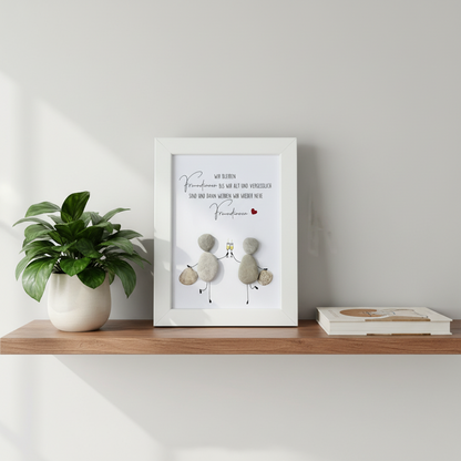 Handgemachtes Steinbild Freundschaft mit dem Titel "Wir bleiben Freundinnen bis wir alt und vergesslich sind" im Wohnraum dekoriert