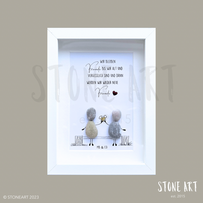 Handgefertigtes Steinbild mit dem Spruch „Wir bleiben Freunde, bis wir alt und vergesslich sind“ – humorvolles Freundschaftsgeschenk.