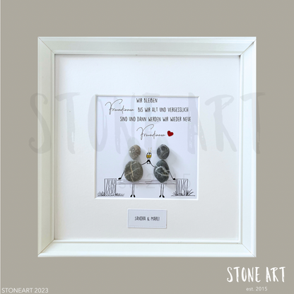 Steinbild mit zwei Freundinnen auf einer Bank