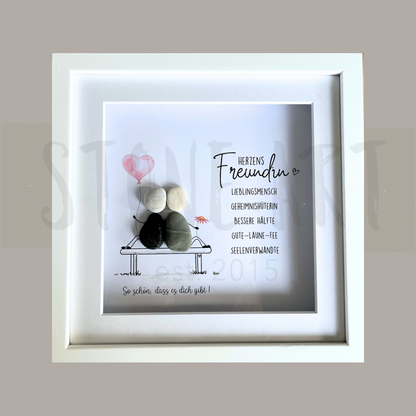 Handgefertigtes Steinbild mit Spruch 'Herzensfreundin' im weißen Rahmen