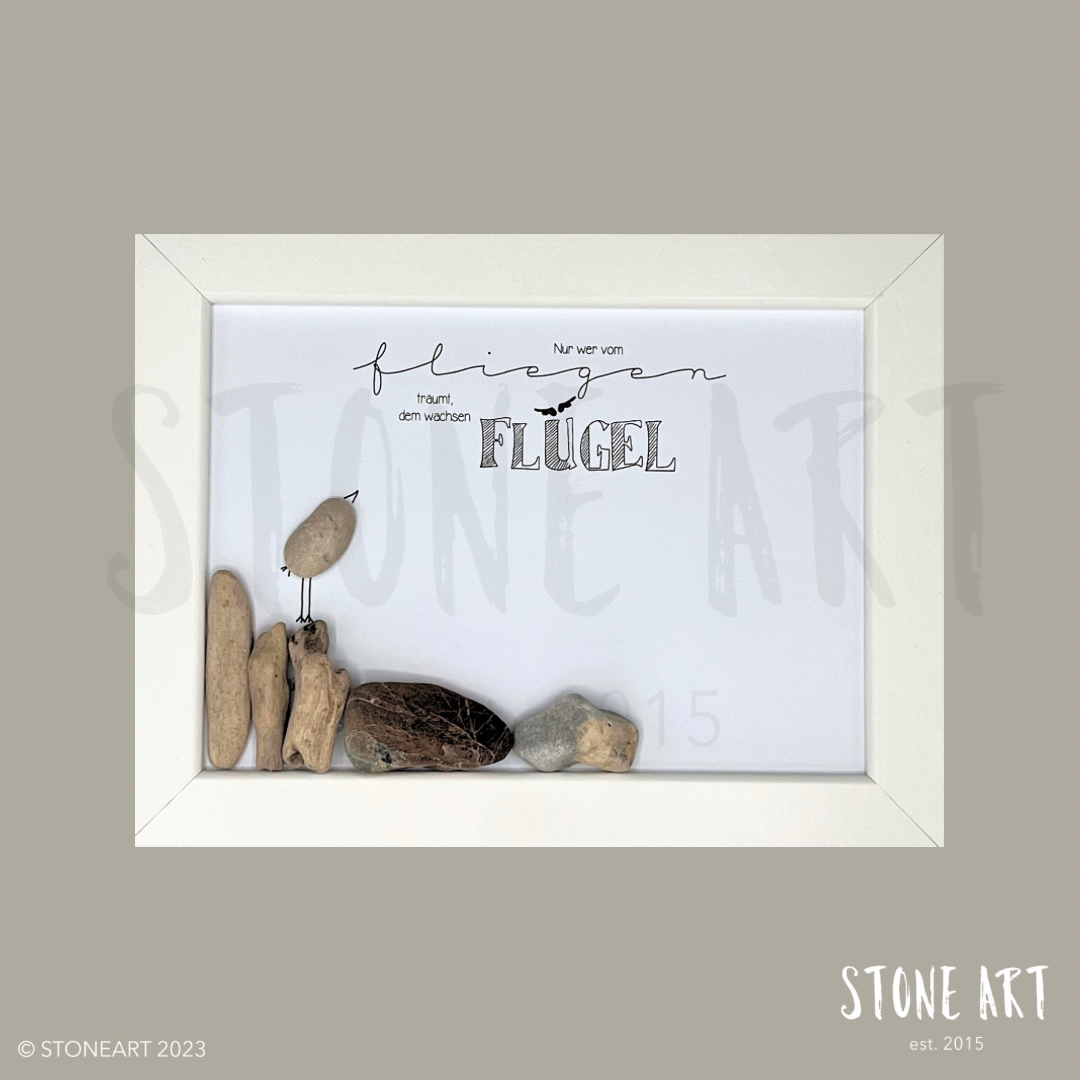 Handgemachtes Steinbild mit dem Spruch ‚Nur wer vom Fliegen träumt, dem wachsen Flügel‘, gefertigt aus Natursteinen und Holz, perfektes Geschenk für Träumer und Visionäre.