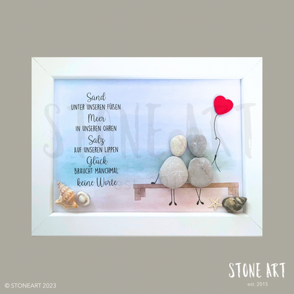 Ein handgefertigtes Kieselsteinbild von Stoneart2015, gerahmt und liebevoll gestaltet. Spruch „Sand unter unseren Füßen…“. Eignet sich ideal als Geschenk für besondere Anlässe und Liebhaber von Ostsee und Nordsee 