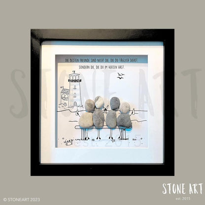 Gerahmtes Bild mit 4 Kieselstein Figuren. Text "Die besten Freunde sind nicht, die, die du täglich siehst, sondern die du in deinem Herzen" trägst.