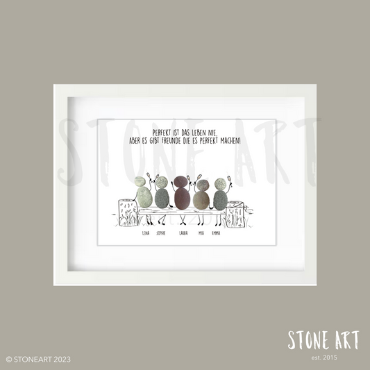 Ein handgefertigtes Kieselsteinbild von Stoneart2015, gerahmt und liebevoll gestaltet. Spruch "Perfekt ist das Leben nie, aber es gibt Freunde die es perfekt machen". Es eignet sich ideal als Geschenk für besondere Anlässe
