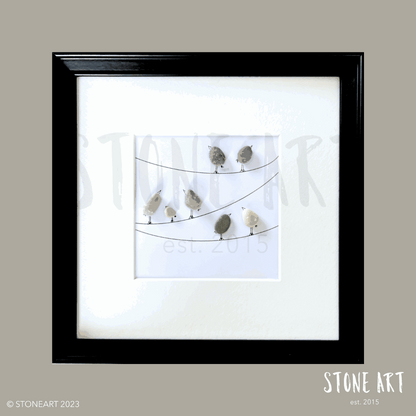 Handgefertigtes Steinbild mit Vögeln auf einer Leine – modernes Dekoobjekt mit Natursteinen, symbolisiert Freiheit und Verbindung.