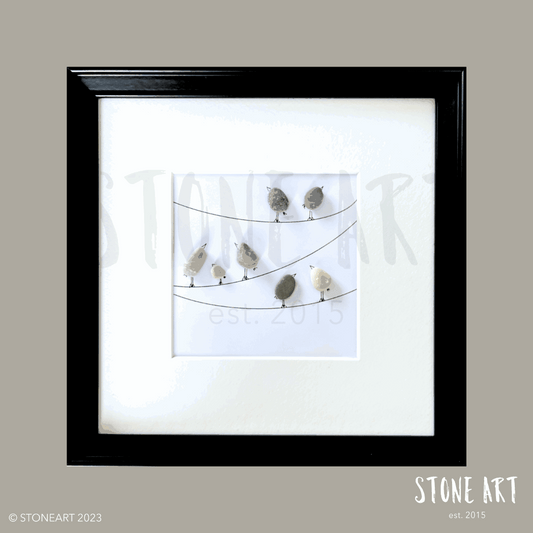 Steinbild Vögel auf Leine – On the Line, Kieselsteine handgemacht, schlichte Wanddeko