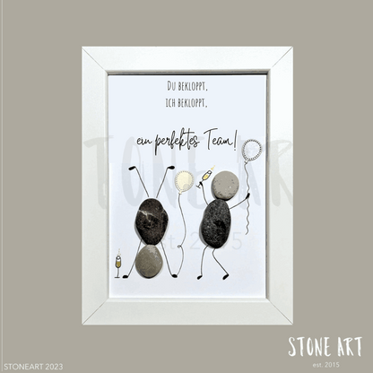 Handgefertigtes Steinbild mit dem Spruch „Du bekloppt, ich bekloppt – ein perfektes Team“ – lustiges Geschenk für Freunde oder Paare.