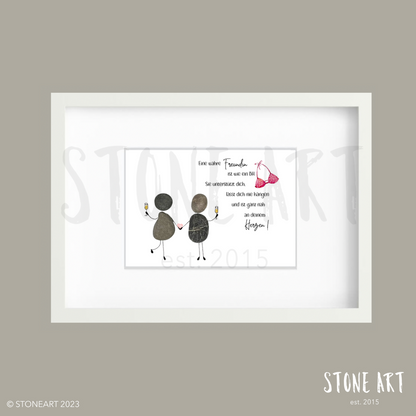 Handgefertigtes Steinbild mit dem Spruch „Eine wahre Freundin ist wie ein BH – sie unterstützt und ist ganz nah am Herzen“ – humorvolles Geschenk für Freundinnen.