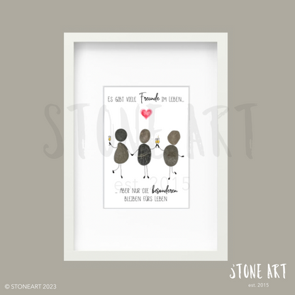 Handgefertigtes Steinbild mit Spruch 'Es gibt viele Freunde im Leben' im weißen Rahmen