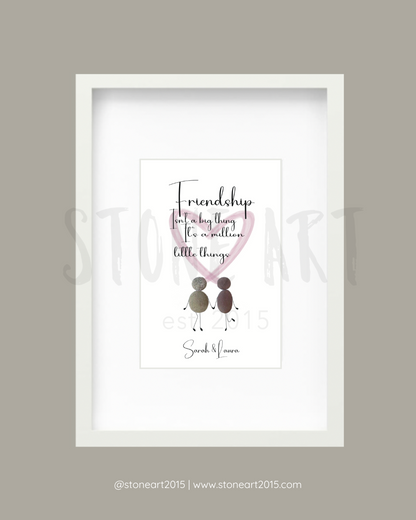 Handgefertigtes Steinbild mit Spruch 'Friendship isn't a big thing' im weißen Rahmen