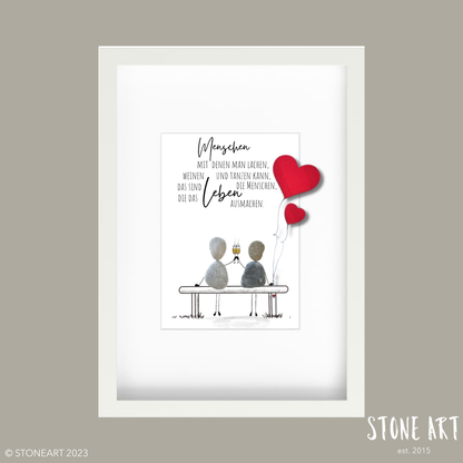 Handgemachtes Steinbild mit zwei Figuren auf einer Bank – Geschenk beste Freundin, emotionales Freundschaftsgeschenk.