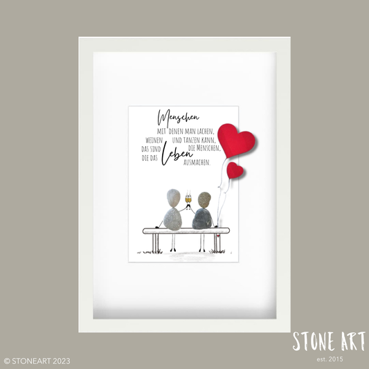 Handgemachtes Steinbild mit zwei Figuren auf einer Bank – Geschenk beste Freundin, emotionales Freundschaftsgeschenk.