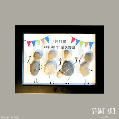 Handgefertigtes Steinbild mit dem Spruch „Fünfzig ist auch nur 18 bei Scrabble“ – witzige Geschenkidee zum 50. Geburtstag.