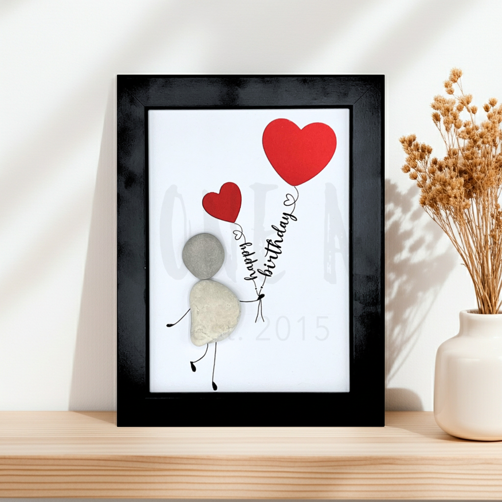 Steinbild Happy Birthday gerahmt im Wohnzimmer – handgemachtes Geldgeschenk zum Geburtstag