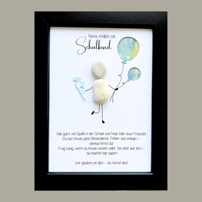 Handgefertigtes Steinbild zur Einschulung mit Schriftzug „Hurra, endlich Schulkind“ – kreative Geschenkidee inklusive Aussparung für Geldscheine