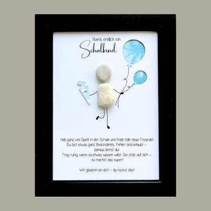 Handgefertigtes Steinbild zur Einschulung mit Schriftzug „Hurra, endlich Schulkind“ – kreative Geschenkidee inklusive Aussparung für Geldscheine