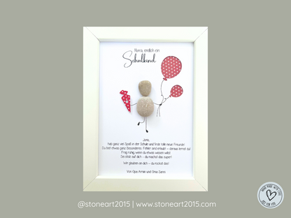 Handgefertigtes Steinbild zur Einschulung mit Schriftzug „Hurra, endlich Schulkind“ – kreative Geschenkidee inklusive Aussparung für Geldscheine