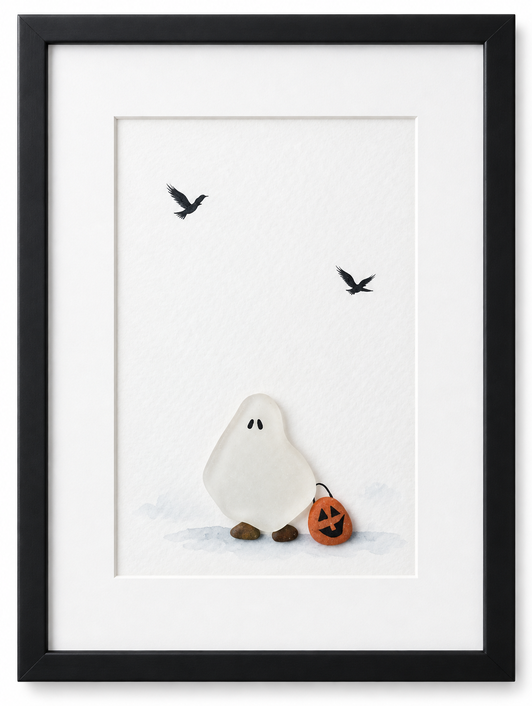 Kieselsteinbild kleines Gespenst mit Kürbiskorb und Krähen – Halloween-Deko, handgemachtes Steinbild
