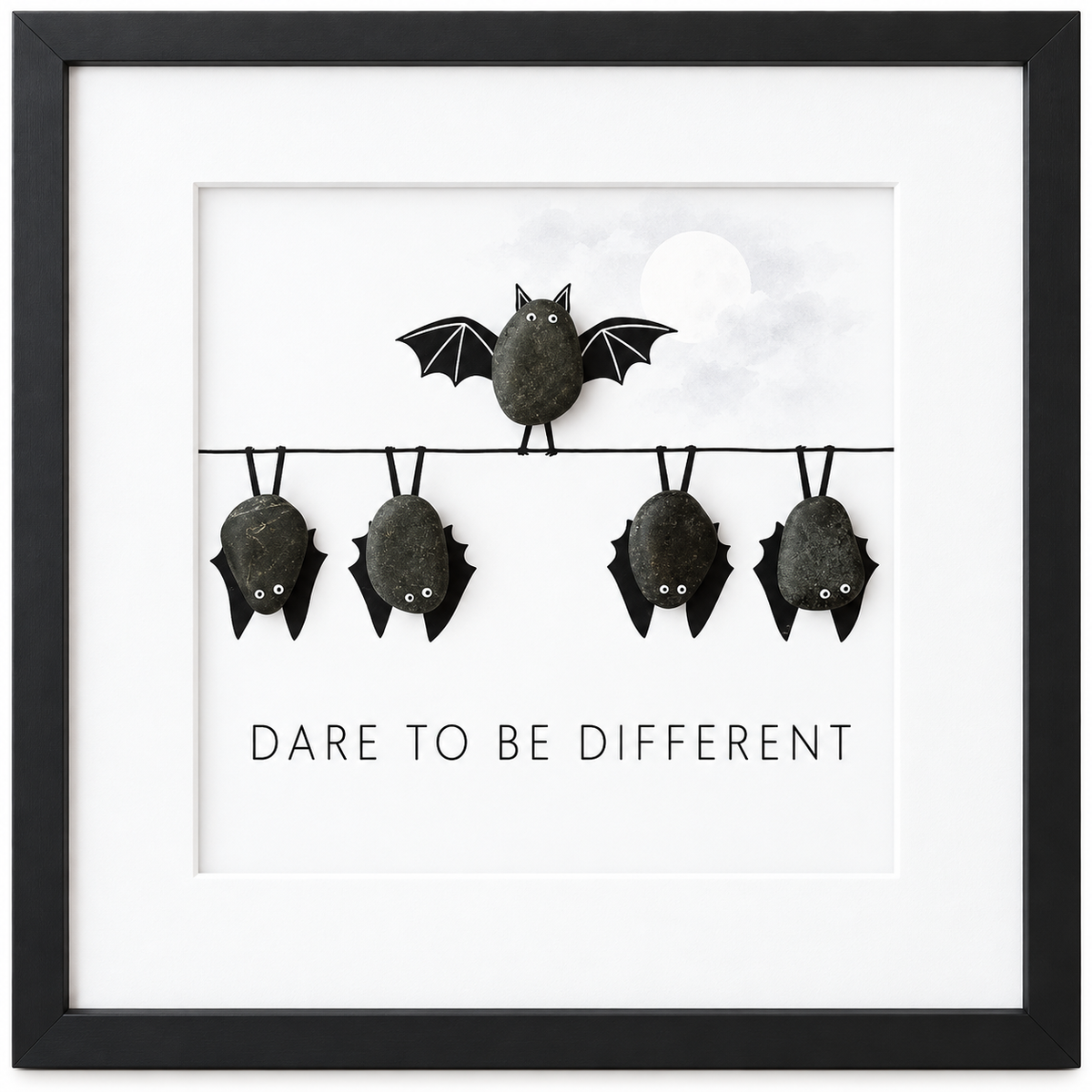 Kieselsteinbild Fledermäuse auf Leitung mit Spruch Dare to be different – Halloween-Deko, handgemachtes Steinbild