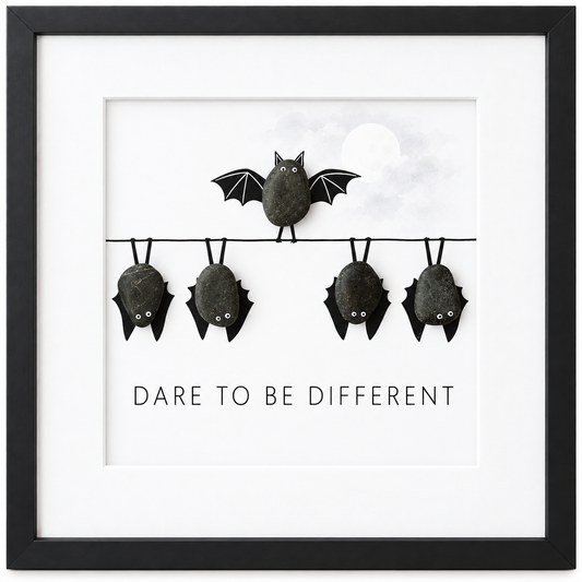 Kieselsteinbild Fledermäuse auf Leitung mit Spruch Dare to be different – Halloween-Deko, handgemachtes Steinbild